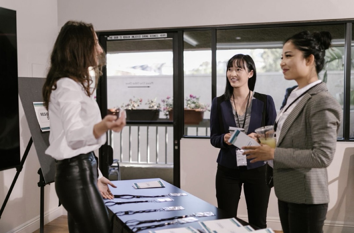 Rencontre de réseautage professionnel entre plusieurs personnes